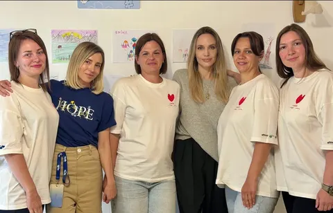 Джолі відвідала Харків і Карпати: підземні школи та родини полонених