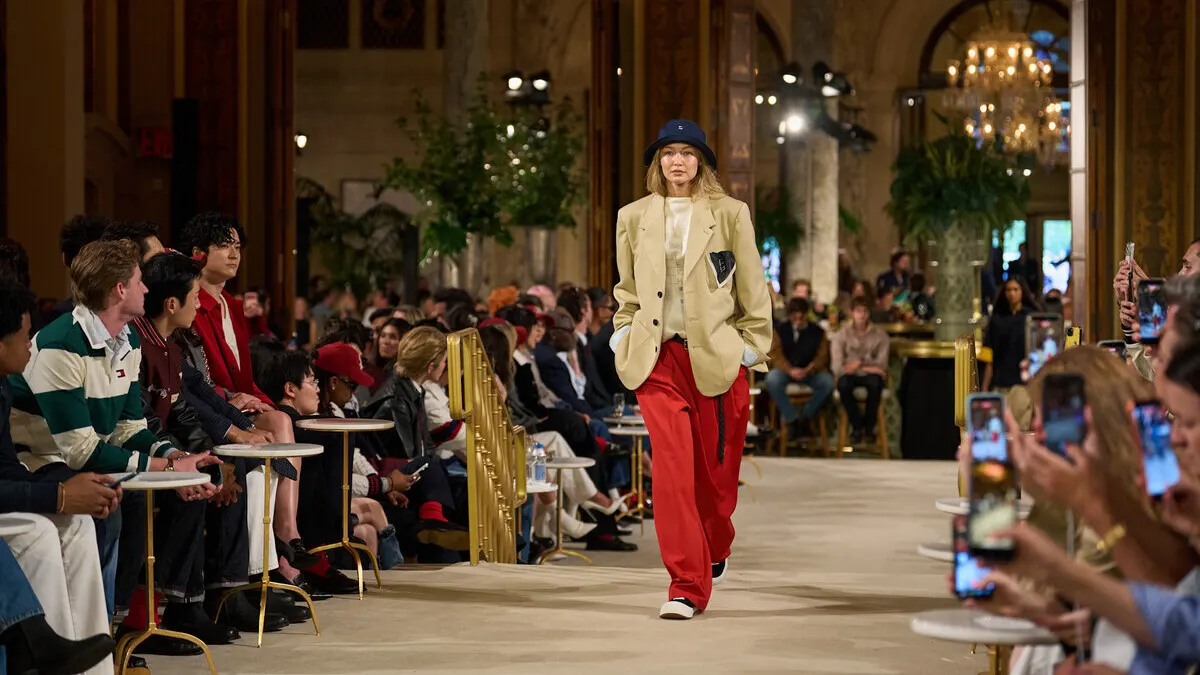 Tommy Hilfiger повернувся на нью-йоркський подіум: показ у Plaza Hotel відкрила Джіджі Хадід