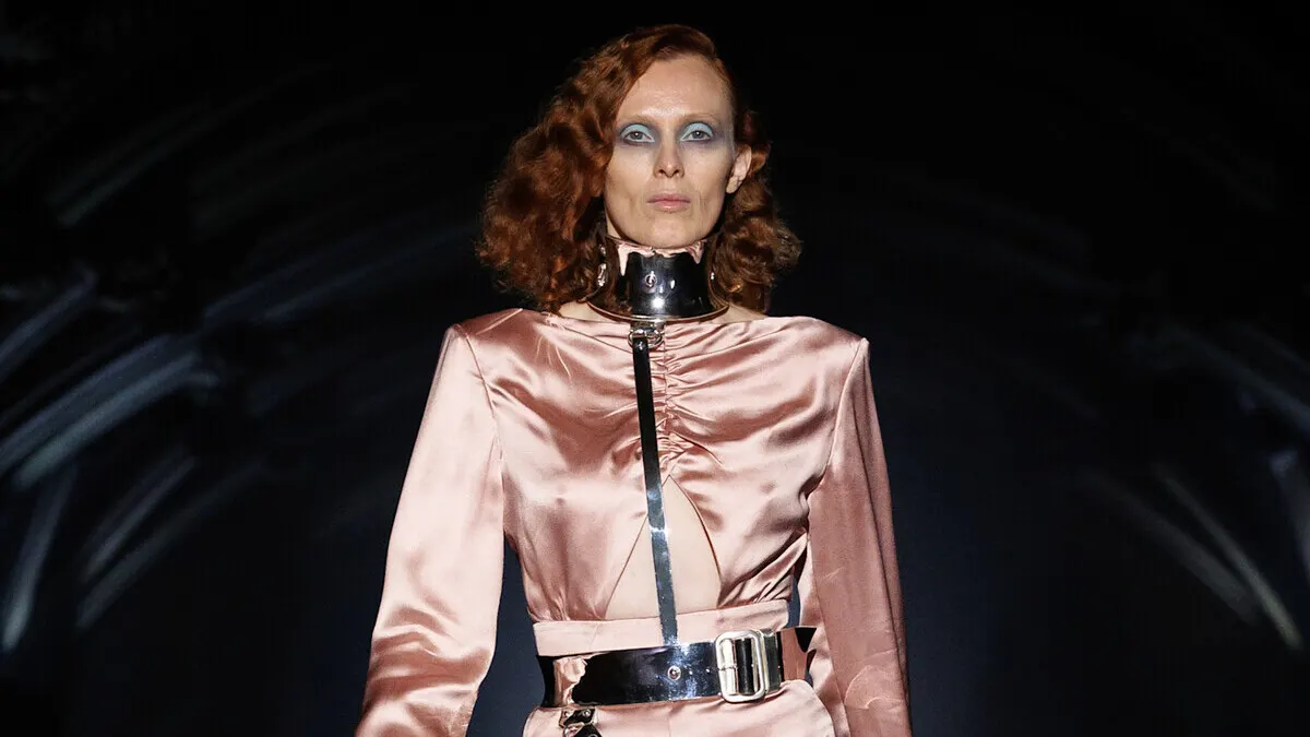 McQueen повернувся до Лондона: колекція, натхненна рейвом і живописом делла Франчески
