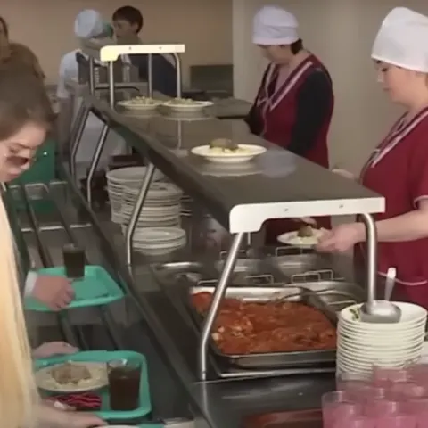 Безкоштовні обіди в школах: чому фото зі Львова та Житомира викликали хвилю обговорень