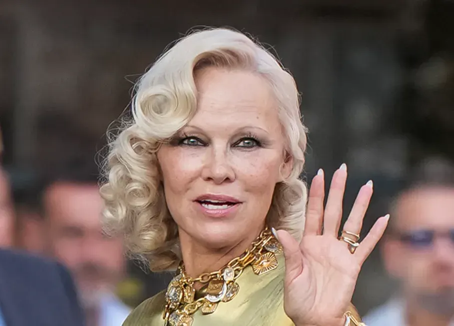 Памела Андерсон повернулася до макіяжу: вихід у Мілані, який помітили всі