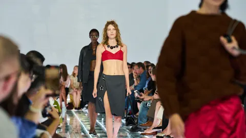 Prada присвятила показ спідниці: 64 образи весна-літо 2027