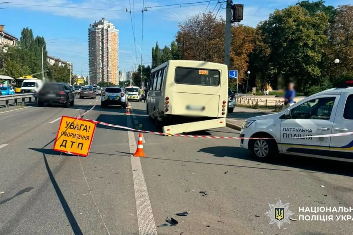 Смертельна ДТП на Чоколівському бульварі: Volkswagen влетів у зупинку