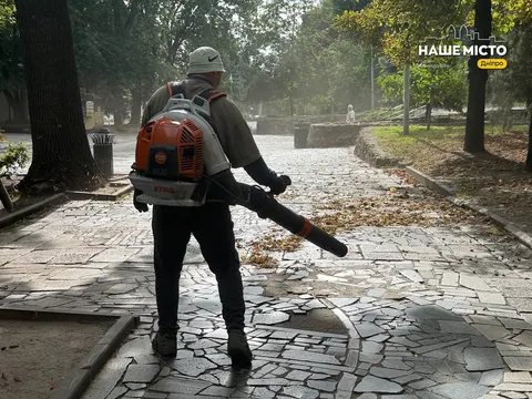 Осінній лад у парку Шевченка: як комунальники Дніпра доглядають за алеями
