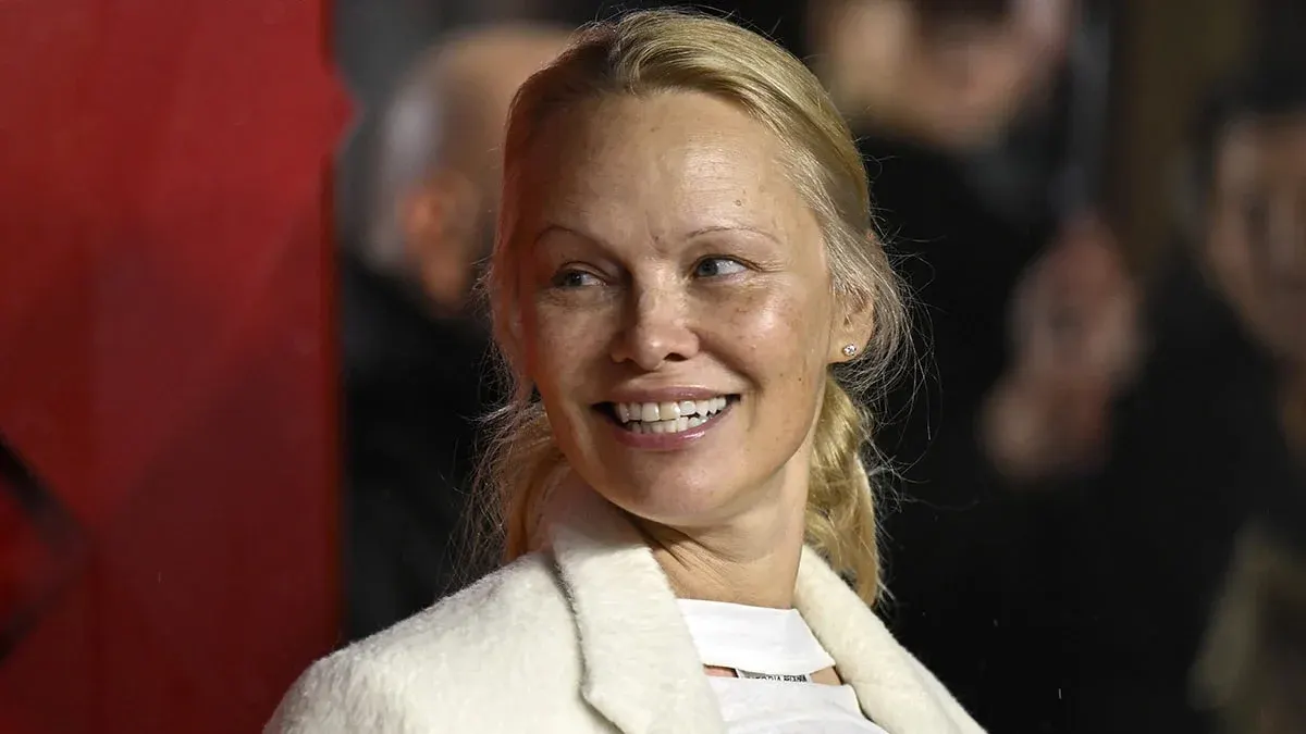 Памела Андерсон повернулася до макіяжу на показі Vogue World у Мілані