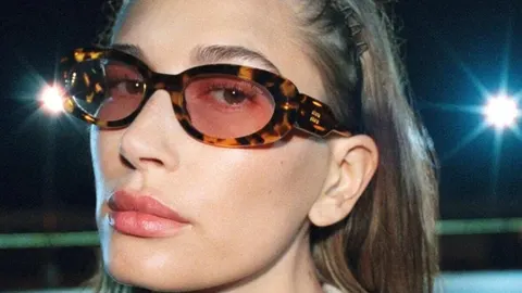 Гейлі Бібер і Miu Miu: нічна парковка, Y2K-ностальгія та обідки-пружинки