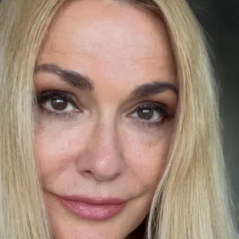 Ольга Сумська показала природне обличчя, а потім — новий образ із чорним каре