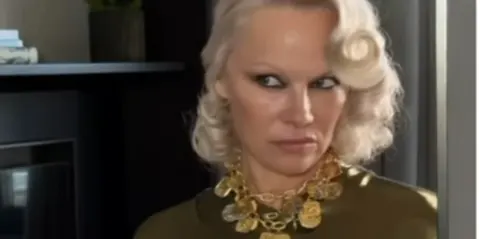 Памела Андерсон повернулася до макіяжу на Тижні моди в Мілані