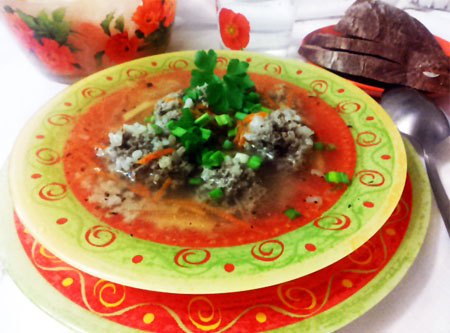 Рисовый суп с фрикадельками в тарелке