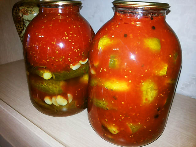 ogurcy-v-tomatnoj-zalivke